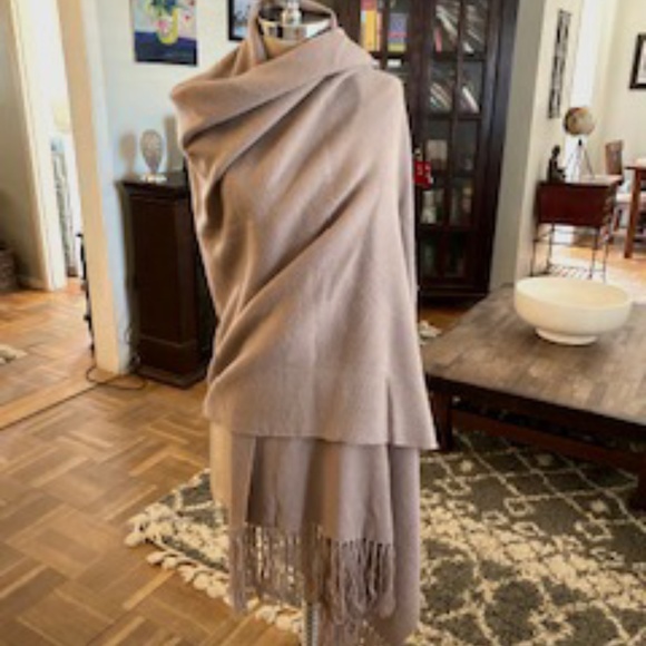 NEIMAN MARCUS Accessories - NEIMAN MARCUS GORGEOUS CASHMERE SHAWL